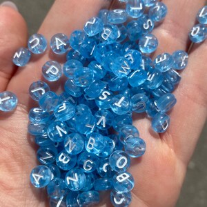 Cuentas acrílicas a granel - Cuentas con letras del alfabeto - 7 mm - 3500 piezas - Azul claro y blanco - Mezcla aleatoria