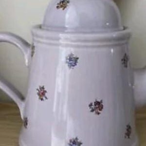 A rare Arthur Wood teapot, as pretty as pretty, in soft lilac with flowers. Collectable, display worthy and functional. Antique tea pot.