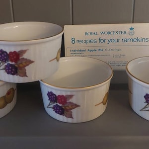Ein Porzellan-Set von Royal Worcester aus dem späten 20.Jahrhundert, vom Ofen bis zum Tischbereich. Ofenfestes Kochgeschirr . Party Knabbereien und Snacks Küchenzubehör.