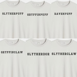 Può includere: Sei magliette bianche con diversi nomi delle case di Hogwarts stampati in nero. I nomi sono: Slytherpuff, Gryffinpuff, Ravenpuff, Gryffinclaw, Slytherdor e Slytherclaw.