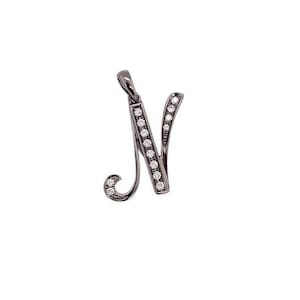 18k Oro Negro Rodio Cursivo Letra "N" Colgante de Diamante 0.12 Quilates 14 Redondos