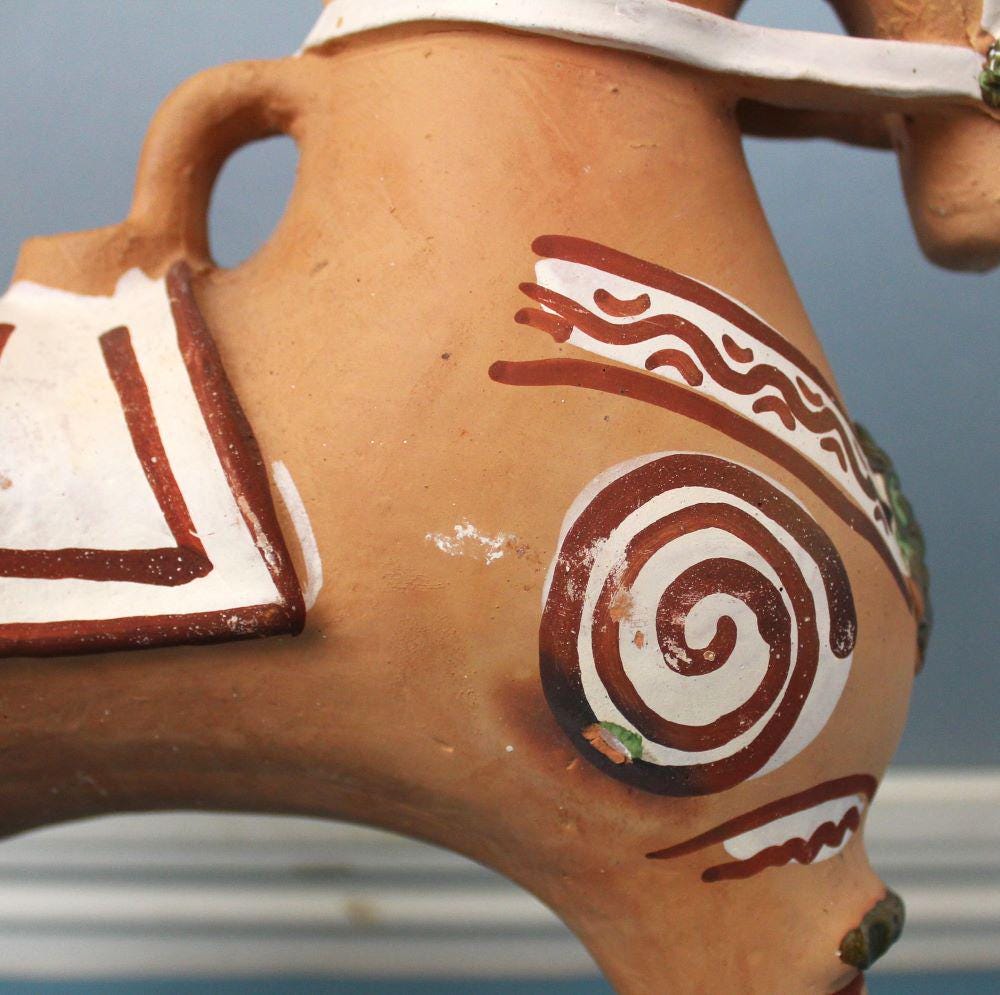 プカラの大きな馬の像：手描きのペルー民芸陶器、高さ10インチの