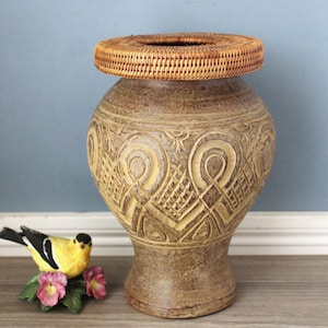 Jarrón de terracota: Gran recipiente rústico de cerámica tailandesa con borde de mimbre, estilo vintage.