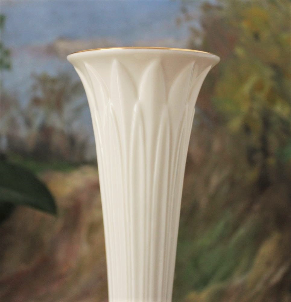 アメリカ　LENOX 製　白いセラミック花瓶 フローラルデザイン アメリカ LENOX 製 白いセラミック花瓶 フローラルデザイン