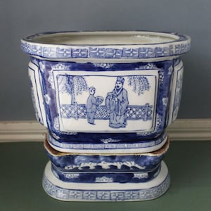 Antik kinesisk planteringsmaskin med stativ: Porslinskanton Blå & Vit Qing Dynasty Jardinière, Chinoiseries