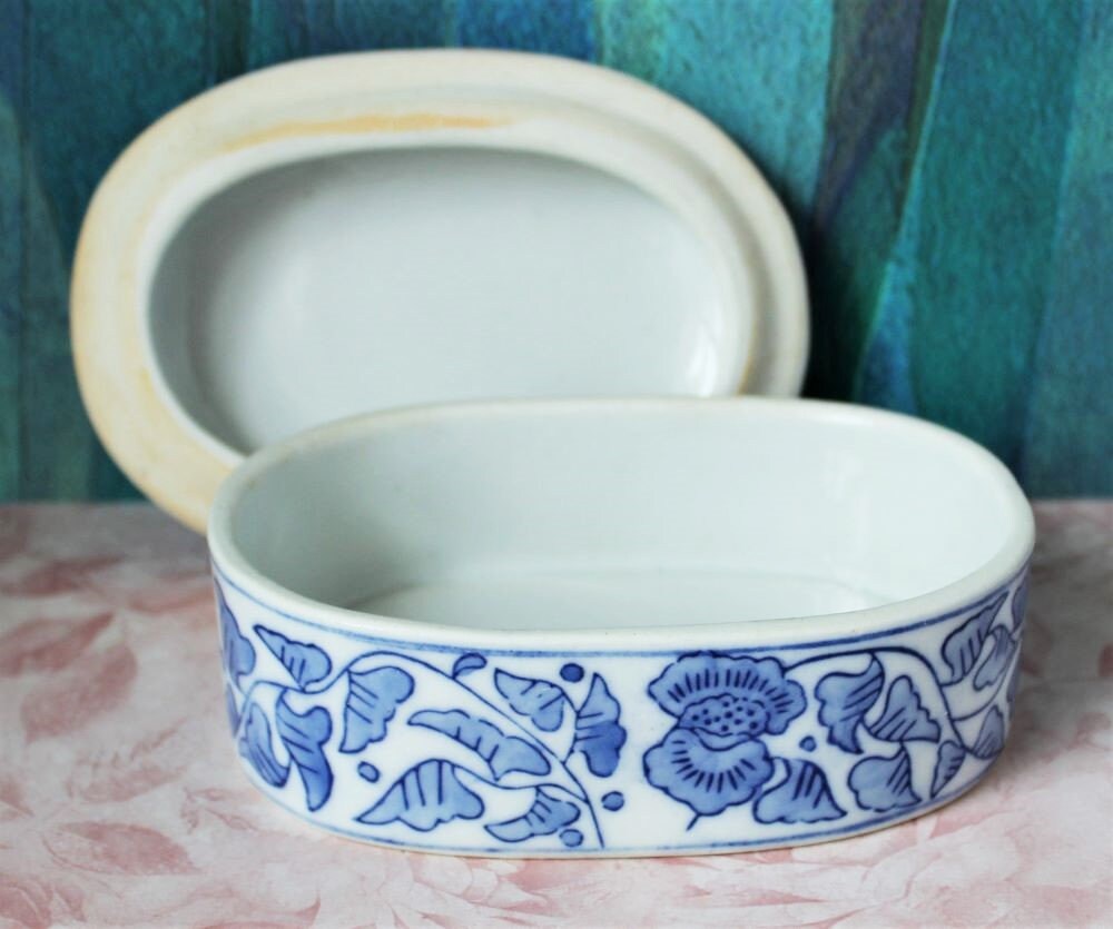 Chinese Ceramic Box W/ Lid, Oval Shape Blue & White Jewelry