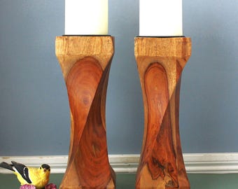 Conjunto de 2 castiçais de madeira entalhada: 30 cm de altura, estilo clássico moderno, vintage.