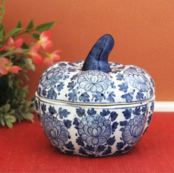 MAITLAND SMITH Porcelain Pumpkin Dish: Blue Floral Lidded MAITLAND SMITH Porcelain Pumpkin Dish: Blue Floral Lidded