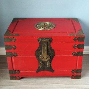 Große asiatische Schmuckschatulle mit Schubladen, 14 &quot;breit rotem chinesischem lackiertem Holz, Messingbeschlägen, Stofffutter, Handwerker Truhe, Organizer, Vintage