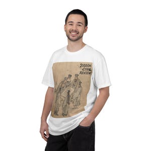 Puede incluir: Una camiseta blanca de manga corta con un estampado gráfico rectangular en el pecho. El diseño muestra a un grupo de figuras con vestimenta tradicional reunidas alrededor de un documento, con el texto "JOSEON CODE REVIEW" en negro.