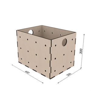 Può includere: Una scatola portaoggetti in legno di colore chiaro di forma rettangolare. Ha una maniglia su ogni lato ed è lunga 40 cm, larga 30 cm e alta 30 cm. La scatola presenta diversi piccoli ritagli circolari distanziati.