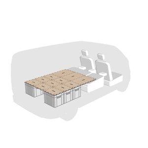 Könnte beinhalten: Ein modulares Innenraum-Aufbewahrungs- und Schlafplattformsystem für Fahrzeuge, bestehend aus hellbraunen, ineinandergreifenden Holzplatten, die auf einer Reihe rechteckiger grauer Kunststoff-Aufbewahrungsboxen ruhen.