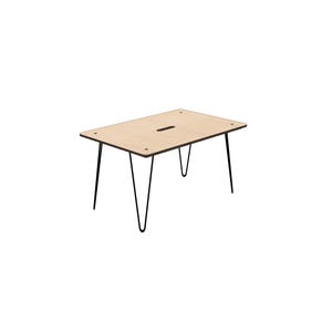 Può includere: Un tavolo rettangolare con un piano in legno chiaro e quattro sottili gambe a forcina in metallo nero. Il piano del tavolo presenta angoli arrotondati, una fessura centrale allungata e quattro piccoli fori circolari vicino agli angoli.
