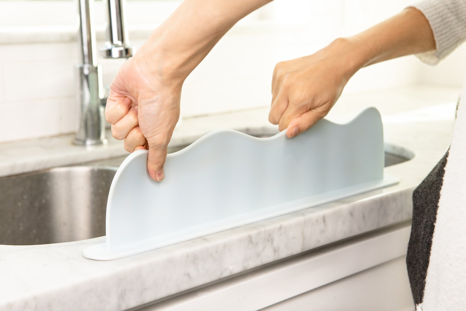 behind kitchen sink splash guard