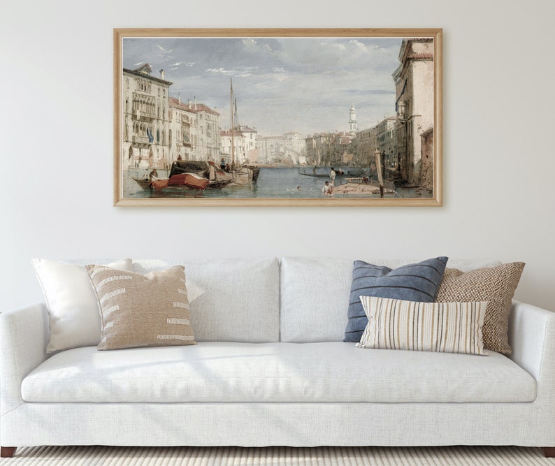 K&ouml;nnte beinhalten: Ein Vintage-Gem&auml;lde, das eine Kanalszene in Venedig, Italien, darstellt. Das Gem&auml;lde zeigt einen schmalen Kanal mit Geb&auml;uden an beiden Seiten. Im Wasser befinden sich Boote und Gondeln, und Menschen gehen am Kanal entlang.