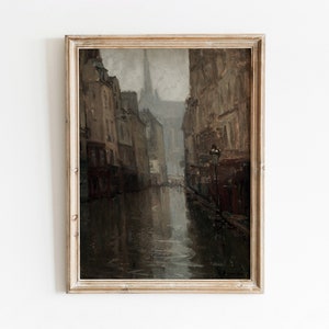Puede incluir: Una pintura al óleo vintage que representa una calle estrecha en una ciudad europea. La calle está bordeada de edificios altos y se puede ver un campanario de iglesia en la distancia. La calle está mojada y reflectante, lo que sugiere lluvia.