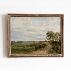 Pu&ograve; includere: Un dipinto incorniciato che rappresenta un paesaggio rurale con una strada sterrata che conduce attraverso un campo di erba verde e alberi. Il cielo &egrave; di un azzurro chiaro con nuvole bianche.