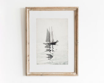 以下が含まれることがあります： 水に浮かぶ帆船を描いた白黒の水彩画が額装されています。帆船は2枚の帆を持ち、穏やかな海を航海しています。絵は明るい木製の額縁に入っています。