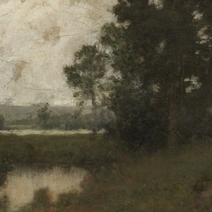 Pu&ograve; includere: Un dipinto di un paesaggio con uno stagno in primo piano, un campo nel mezzo e alberi sullo sfondo. Il cielo &egrave; di colore grigio chiaro e gli alberi sono di colore verde scuro.