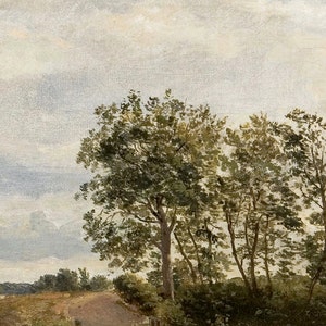 Pu&ograve; includere: Un dipinto di un paesaggio con un sentiero sterrato che conduce a un boschetto di alberi. Gli alberi sono un mix di verde e marrone, e il cielo &egrave; di un azzurro chiaro con nuvole bianche.