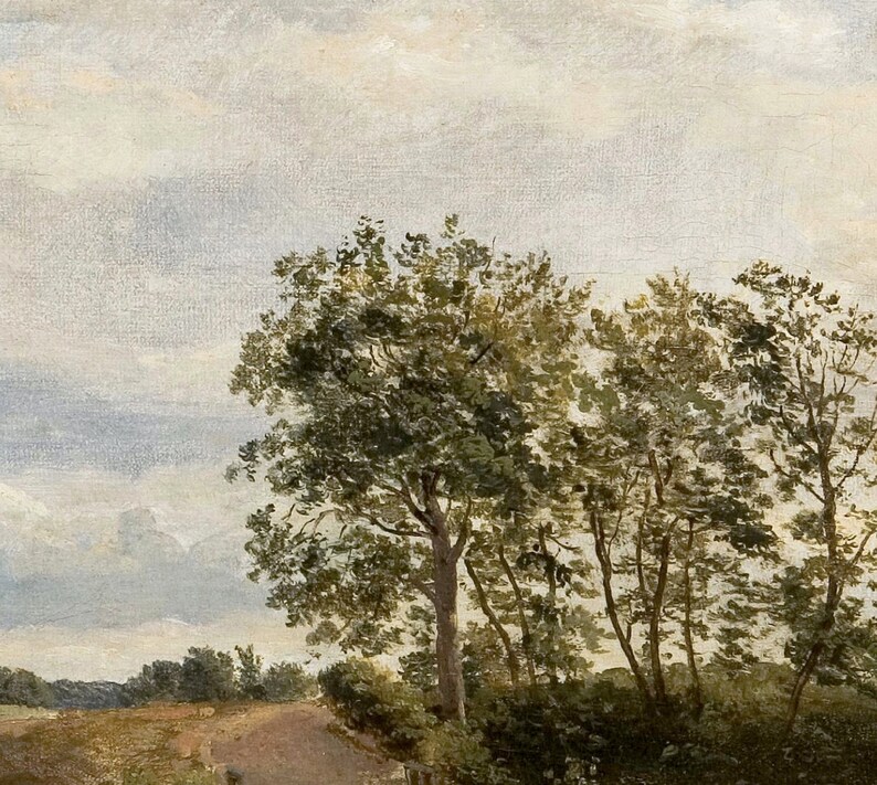 Pu&ograve; includere: Un dipinto di un paesaggio con un sentiero sterrato che conduce a un boschetto di alberi. Gli alberi sono un mix di verde e marrone, e il cielo &egrave; di un azzurro chiaro con nuvole bianche.