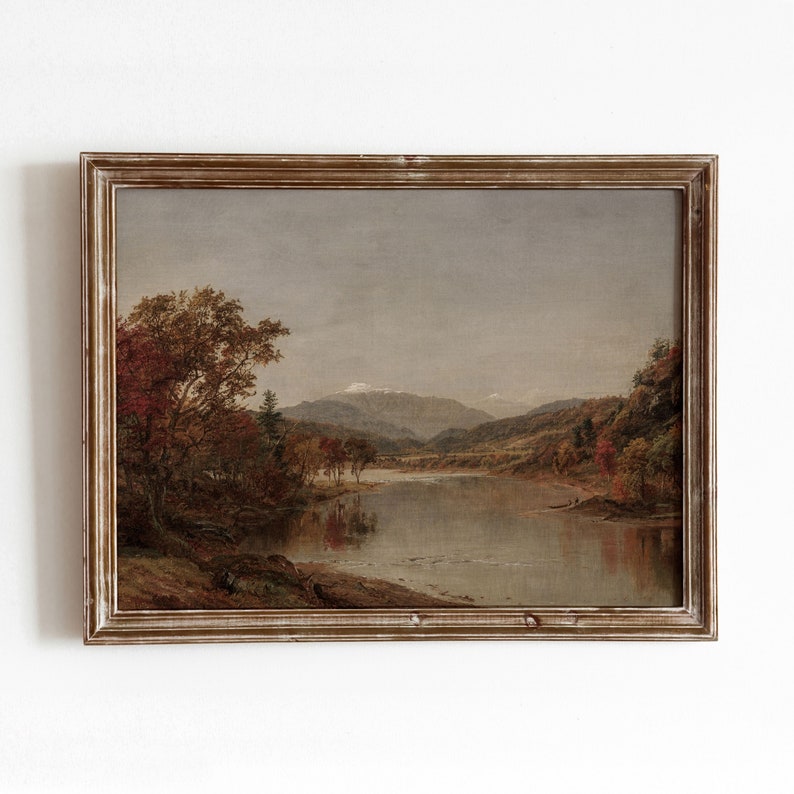 K&ouml;nnte beinhalten: Gerahmtes Landschaftsgem&auml;lde, das eine ruhige See mit Herbstfarben zeigt. Das Kunstwerk verwendet eine ged&auml;mpfte Farbpalette mit Braun-, Gr&uuml;n- und Rott&ouml;nen. Im Hintergrund ist eine Bergkette zu sehen, und das Gem&auml;lde befindet sich in einem goldfarbenen Rahmen.