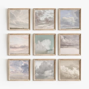Puede incluir: Nueve impresiones artísticas enmarcadas con pinturas de paisajes de nubes vintage en suaves colores pastel. Cada impresión tiene un marco de madera marrón claro. La obra de arte representa varias formaciones de nubes en tonos grises, azules y rosas.