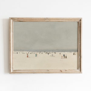 Könnte beinhalten: Ein gerahmtes Gemälde, das eine Strandszene mit grauem Himmel und einem Sandstrand mit Menschen darauf zeigt. Das Gemälde ist in einem hellen Holzrahmen.