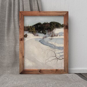 Pu&ograve; includere: Un dipinto incorniciato di un paesaggio invernale con una piccola capanna in lontananza. Il dipinto &egrave; su sfondo bianco e presenta un campo ricoperto di neve con un fiume sinuoso.