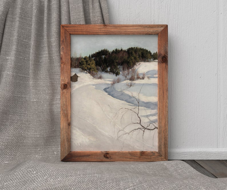 Pu&ograve; includere: Un dipinto incorniciato di un paesaggio invernale con una piccola capanna in lontananza. Il dipinto &egrave; su sfondo bianco e presenta un campo ricoperto di neve con un fiume sinuoso.