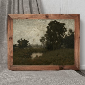 Pu&ograve; includere: Un dipinto incorniciato che rappresenta una scena di paesaggio con un fiume, alberi e un cielo nuvoloso. Il dipinto &egrave; in una cornice di legno marrone.