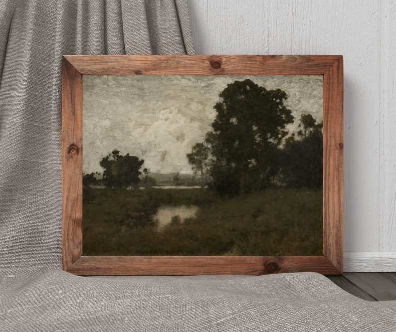 Pu&ograve; includere: Un dipinto incorniciato che rappresenta una scena di paesaggio con un fiume, alberi e un cielo nuvoloso. Il dipinto &egrave; in una cornice di legno marrone.