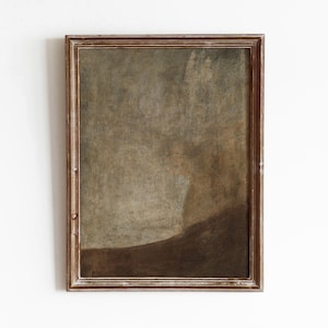 Puede incluir: Una pintura enmarcada con un marco de madera marrón. La pintura representa un paisaje con un cielo nublado y un campo marrón en primer plano.