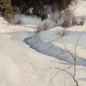 Pu&ograve; includere: Un dipinto di paesaggio innevato con un ruscello sinuoso in primo piano. Il ruscello &egrave; di colore blu chiaro e la neve &egrave; bianca. Ci sono alberi spogli sulle rive del ruscello e un bosco sullo sfondo.