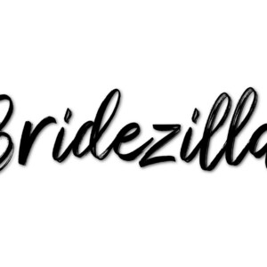 Puede incluir: Bridezilla escrito en cursiva negra.