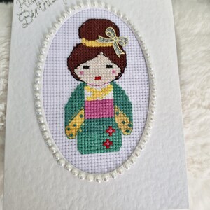 Kruissteekkaart - Japans geïnspireerd Kokeshi-popontwerp.