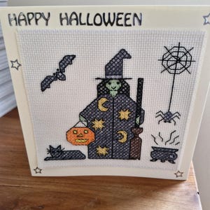 Voltooide Halloween-borduurkaart.
