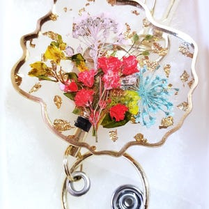Porte-badge en résine pour carte d'identité. Crochet/porte-cartes avec porte-clés et sifflet. Fleurs naturelles pressées. Rétractable, fait main avec amour !