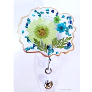 Porte-badge en résine pour carte d'identité. Ceinture, porte-clip de poche avec fleurs naturelles pressées. Rétractable. Fait main avec amour !