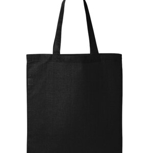 Puede incluir: Un bolso tote negro liso con dos asas negras. El bolso est&aacute; hecho de una tela texturizada y est&aacute; dise&ntilde;ado para transportar art&iacute;culos. Las asas son lo suficientemente largas para llevarlo al hombro.