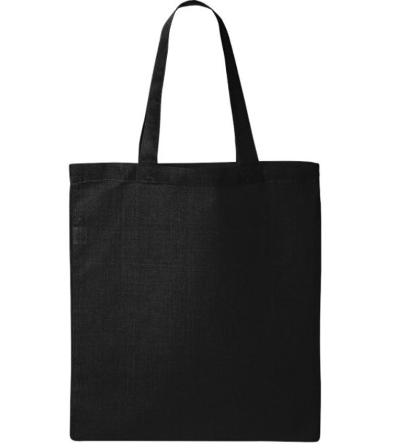 Puede incluir: Un bolso tote negro liso con dos asas negras. El bolso est&aacute; hecho de una tela texturizada y est&aacute; dise&ntilde;ado para transportar art&iacute;culos. Las asas son lo suficientemente largas para llevarlo al hombro.