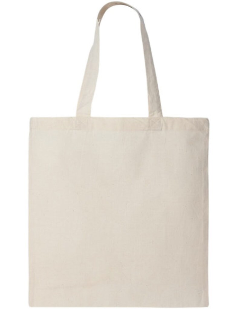 Puede incluir: Un bolso tote en blanco crema con dos asas largas. El bolso es rectangular con un dise&ntilde;o sencillo, adecuado para llevar comestibles, libros u otros art&iacute;culos. Las asas est&aacute;n hechas del mismo material que el bolso.