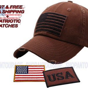 Könnte beinhalten: Braune Baseballkappe mit abgenutztem Look und einer schwarzen gestickten amerikanischen Flagge auf der Vorderseite. Die Kappe wird mit zwei Patches geliefert: einem kleinen amerikanischen Flaggen-Patch und einem Patch mit der Aufschrift "USA" in schwarzen Buchstaben auf braunem Hintergrund.
