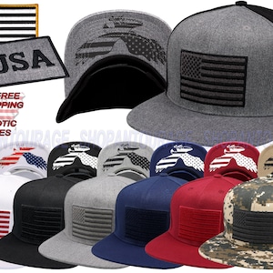 Puede incluir: Una colección de gorras de béisbol de ala plana en varios colores, cada una con un parche bordado de la bandera estadounidense. También son visibles parches adicionales con la bandera estadounidense y la palabra "USA". Las gorras tienen un diseño estructurado.