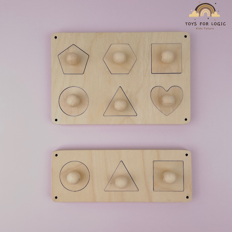 Puede incluir: Dos tablas de madera con recortes de diferentes formas. La tabla superior tiene recortes de un pent&aacute;gono, un hex&aacute;gono, un cuadrado, un c&iacute;rculo, un tri&aacute;ngulo y un coraz&oacute;n. La tabla inferior tiene recortes de un c&iacute;rculo, un tri&aacute;ngulo y un cuadrado. Las tablas est&aacute;n hechas de madera natural y tienen un color marr&oacute;n claro. "TOYS FOR LOGIC Kids Future" est&aacute; impreso en la tabla superior.