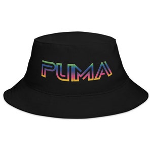 Może przedstawiać: Czarny kapelusz typu bucket z napisem "PUMA" w tęczowym gradiencie. Kapelusz ma klasyczny, swobodny design, odpowiedni do różnych aktywności na świeżym powietrzu.