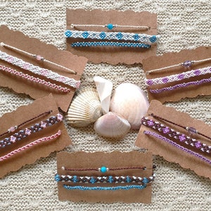 Armbandenset "Summer Trinity-Silver Lining", macramé- en knooparmbanden met kleine glazen kralen.