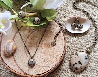 Conjunto de joias "Clássico", brincos e colar com cabochões de pedras semipreciosas em engastes prateados ou bronzeados.