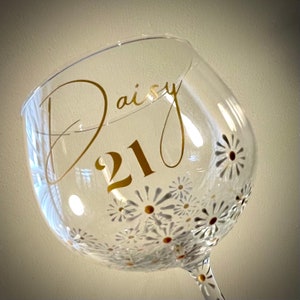 Hand painted Silver and Gold Daisy Personalised Gin Glass. Custom birthday gift