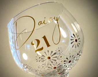 Hand painted Silver and Gold Daisy Personalised Gin Glass. Custom birthday gift